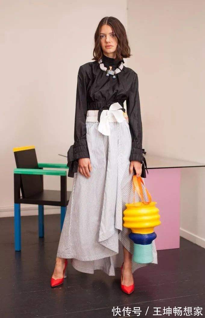 手臂 比起常规款衬衫,这件宽松款可时髦太多了,还是修饰身材的好搭档