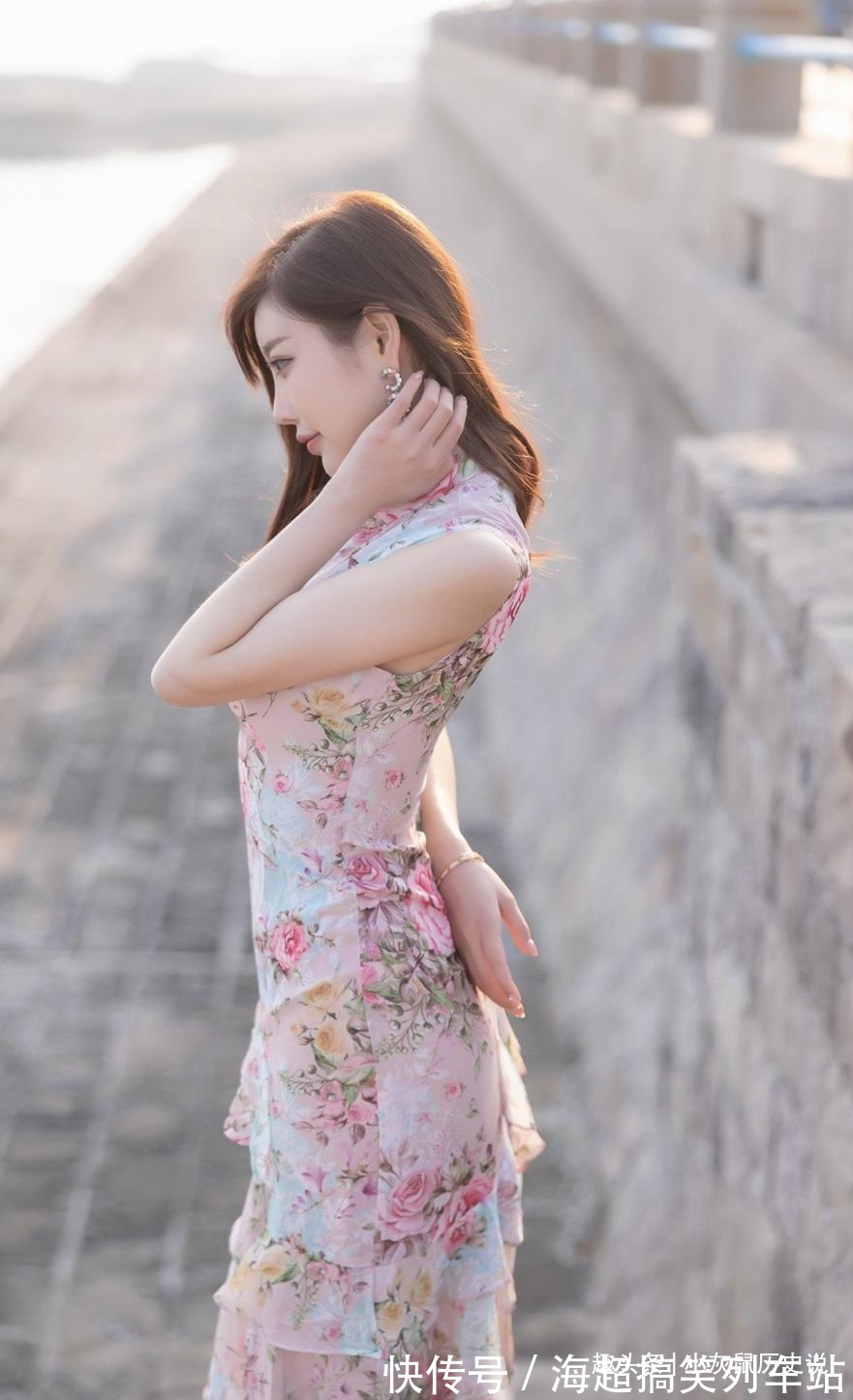 连衣裙 改良版的旗袍连衣裙,用吸睛的印花点缀裙身,优雅范十足