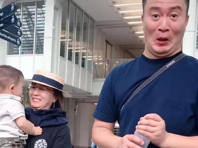 还要|宝爸带儿子去车站接奶奶,却遭区别对待,网友有孙子还要啥儿子