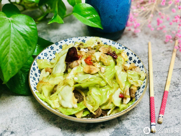 干辣椒|做手撕包菜，应该焯水还是过油？教你正确做法，爽脆清甜还不出水