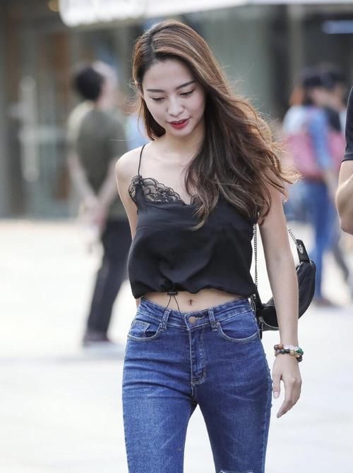 黑色吊带上衣搭配牛仔裤,穿出简单大气,散发出迷人气质