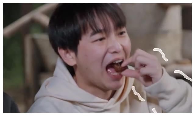 向往的生活：彭昱畅羊腰初体验，硬生生吃出痛苦面具，表情太真实
