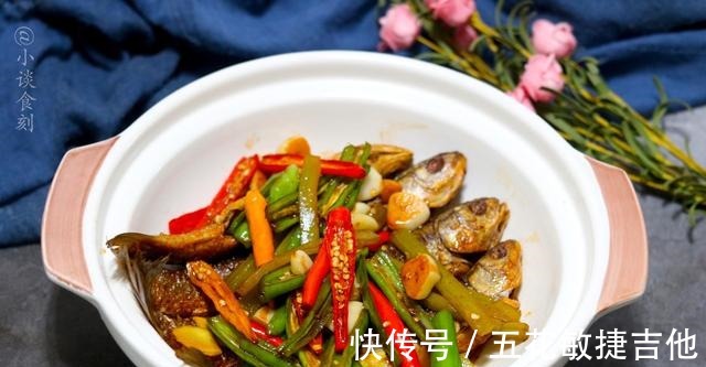 韭苔|小两口的精致晚餐，晒到朋友圈火了，网友不仅会吃，还会过日子！