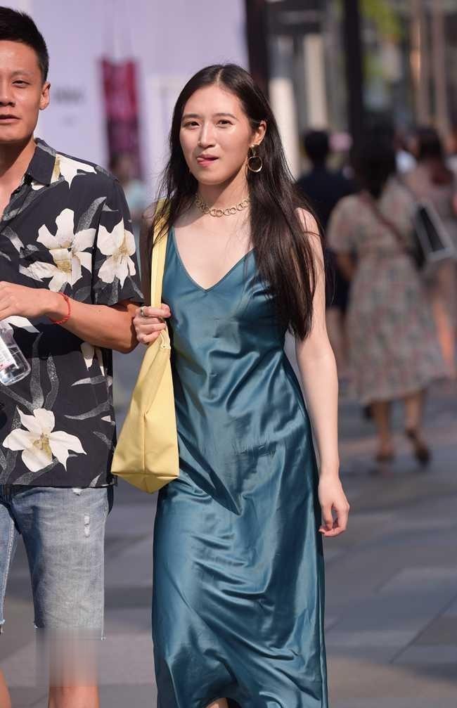 吊带|青蓝色吊带连衣裙,一裙到底的简约效果,俏皮的表情充满妩媚感