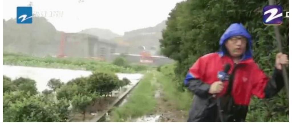 记者|主持人华少变身记者报道台风，在现场淋雨播报，遭到网友调侃降级