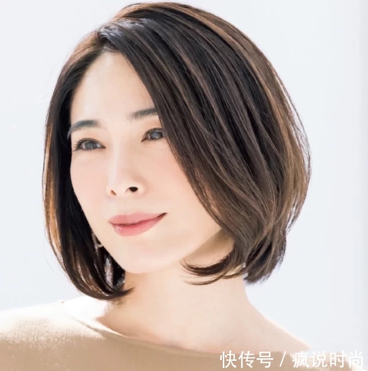 烫发 适合50岁大圆脸女人的发型，选择适合自己的发型，才更显年轻