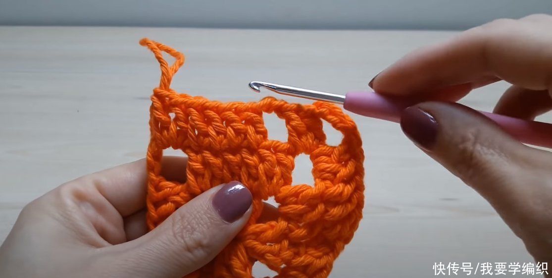  做成|清新简约的钩针方片，可当坐垫或做成抱枕，镂空条三角拼接片教程