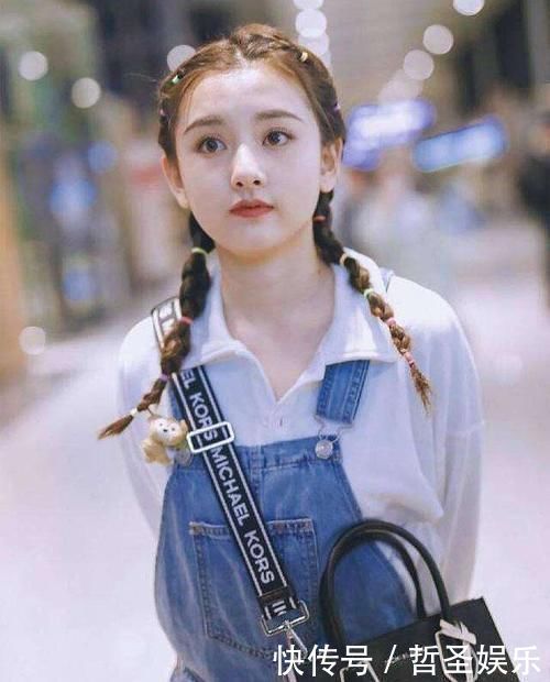 别总扎马尾辫了,现在最火的是“香蕉辫”扎发,明星们都在扎