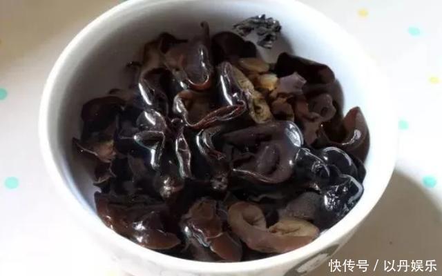 泡木耳时10个人9人错,饭店厨师常用的办法,木耳泡得又快又干净