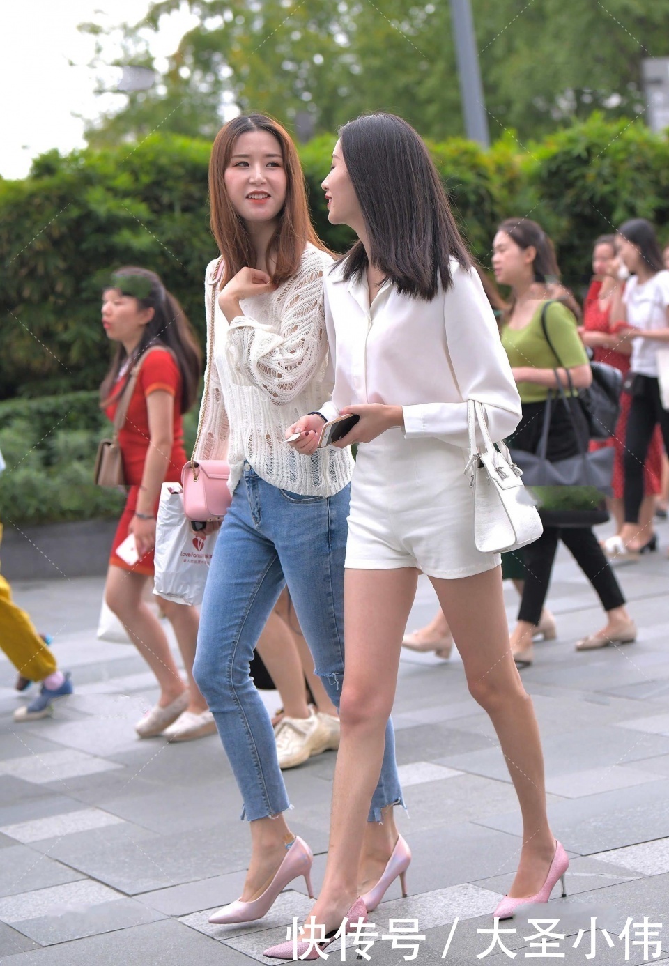 一条线|美女街拍:这就是你们一直追求的骨感美吧,都瘦成一条线了!你们真的喜欢吗