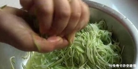 用“它”包饺子,做法简单,口感鲜嫩多汁,端上餐桌后,家人抢着吃