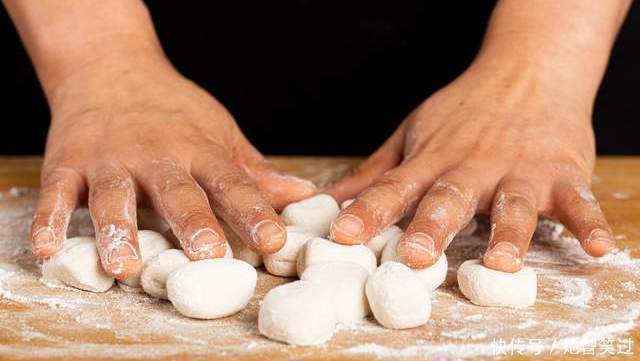 食盐|白菜饺子调馅有诀窍,照着做,白菜不出水,饺子鲜嫩多汁味道好