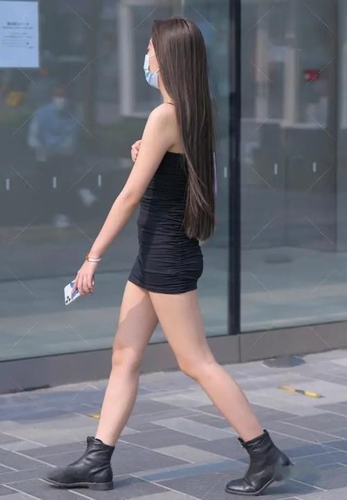 背心 背心式褶皱裙,搭配紫色小包,个性时尚的日常休闲装