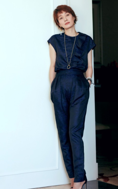 马伊琍|马伊琍才是辣妈圈顶流，穿黑色皮衣搭配紧身裤，高级时髦又个性