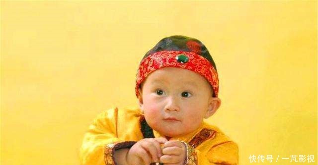 孩子|雍正周岁时抓周,手握毛笔胡乱一画,康熙看后为何脸色瞬变!