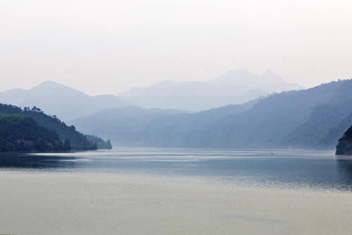 水中有山，山绕水生，水行山中，富春江一幅淡雅的水墨画卷