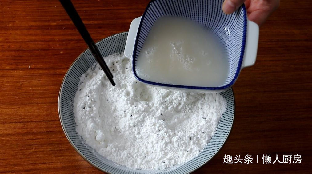 不用面粉,教你用这种粉做炸米圈,口感完全不一样,外脆里软