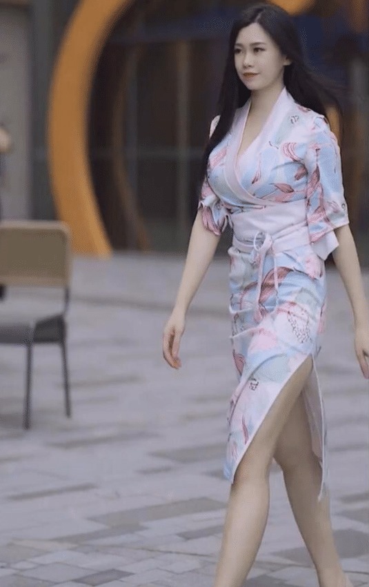 美女|美女街拍:显优雅气质的裙装,一直是女性的最爱,美女穿出了曼妙身姿