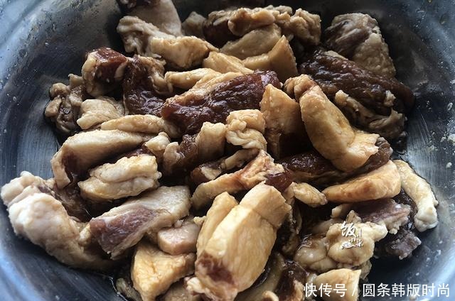 五花肉|五花肉别红烧了,加酱油腌一晚上,再加个鸡蛋上锅蒸,好吃不油腻