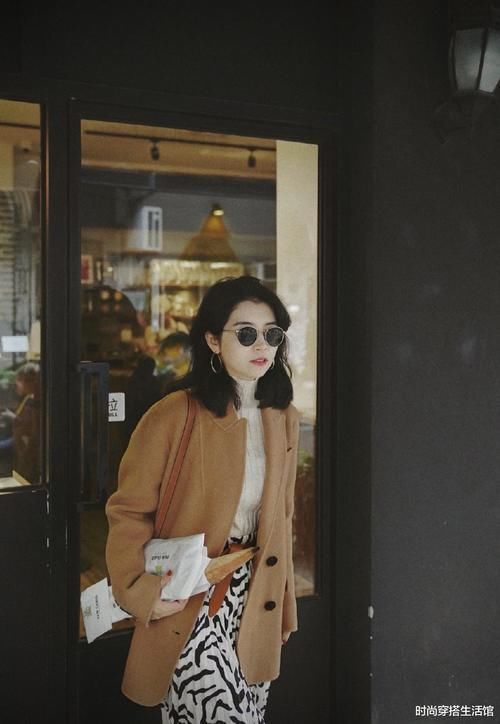 长大衣下面不一定穿裤子，学三木这样穿，时髦保暖有气质