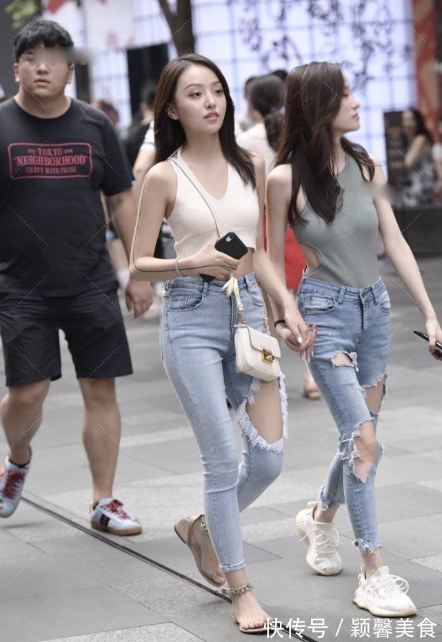 乞丐风 闺蜜俩逛街走乞丐风引人注目,白色上衣的“炫腹”搭配休闲又时尚