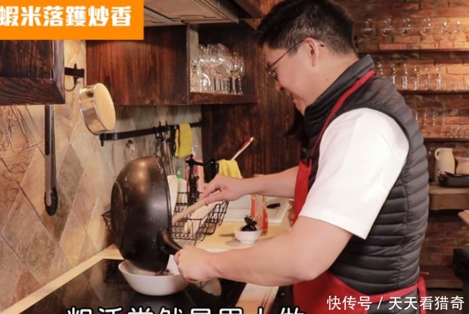 幸福感满满,霍启刚下厨捉弄老婆,豪华厨房意外曝光