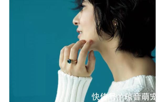 浅蓝色|越宽松、越减龄！日本52岁模特的“高级蓝”穿搭，优雅舒适好喜欢