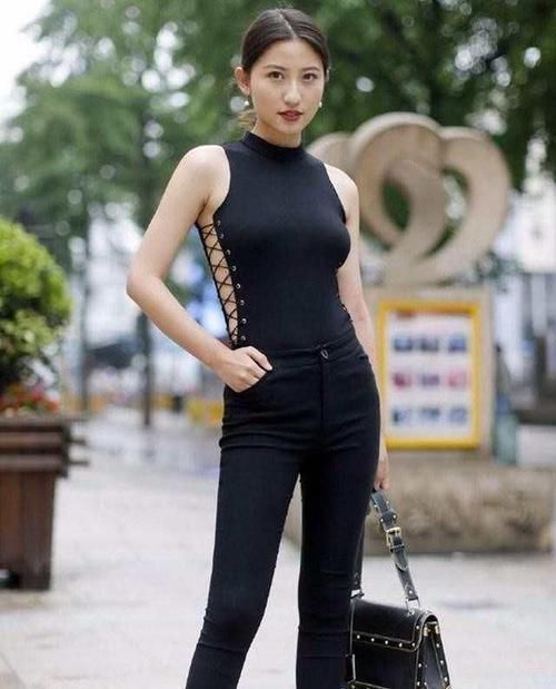 街拍|街拍图一美女,身穿露脐短袖,搭配黑色短裤,身材高挑迷人
