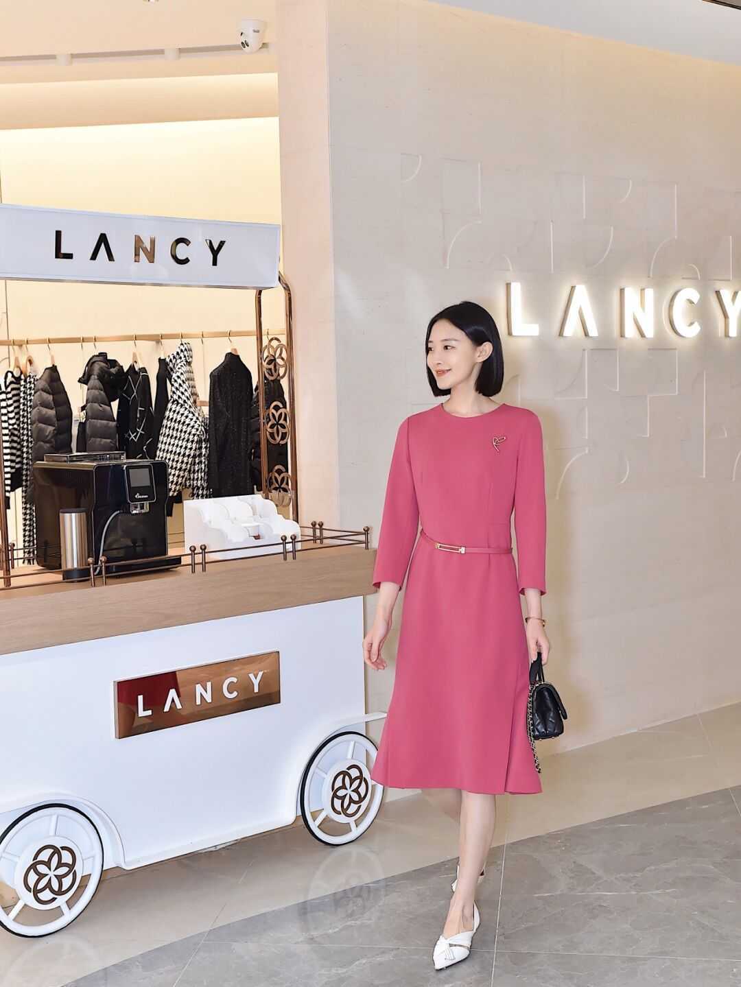 牛仔裙 早春职场怎么穿更洋气?借鉴这几组搭配方式,简约日常又有气场