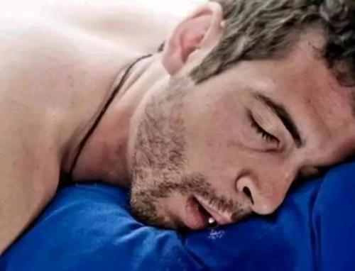 小朋友睡觉流口水正常，成年人就有问题了！