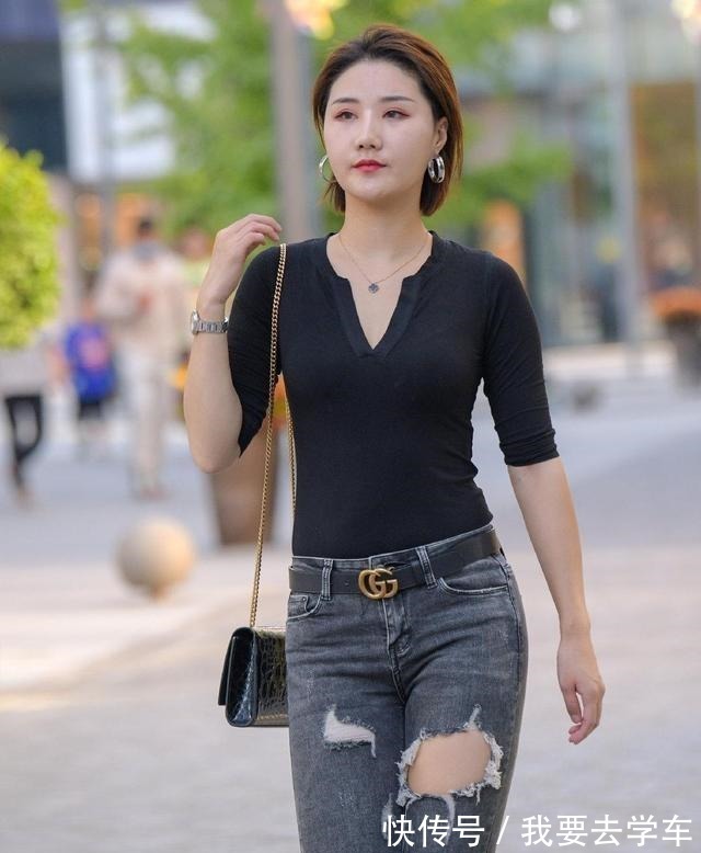 身材比例 黑色V领短袖搭配灰色打底裤,日常风格,凸显整体的气质!