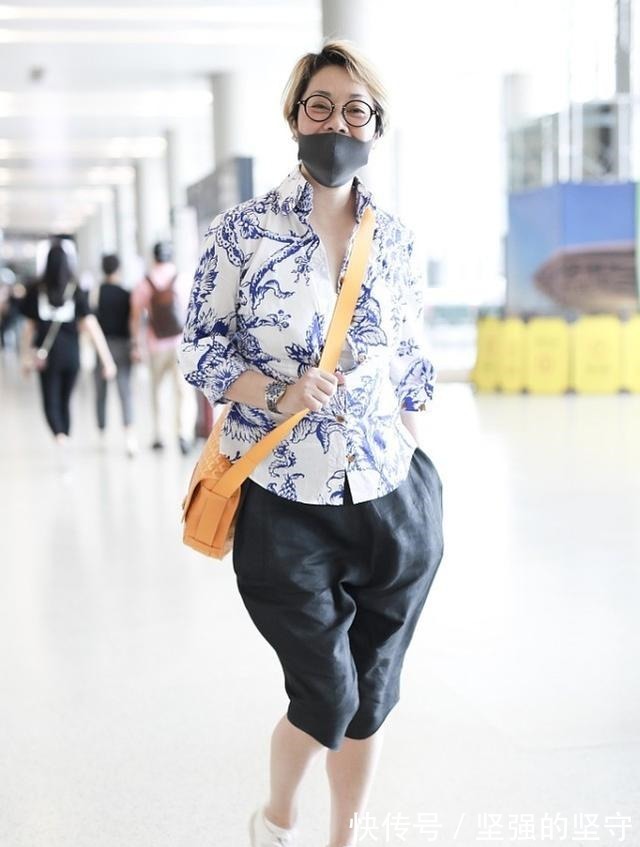 服饰 奔6的毛阿敏“放飞自我”,戴口罩素颜出门,诠释慵懒与随性!