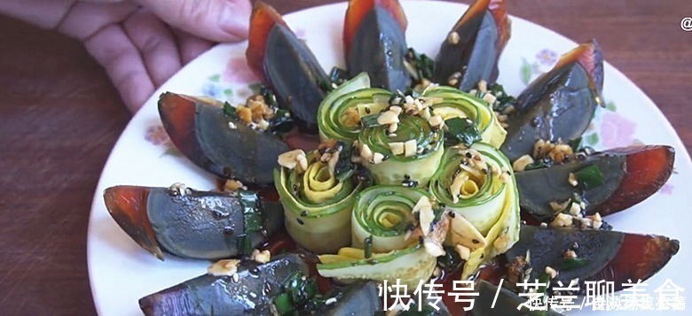 黑暗料理|皮蛋放锅里蒸一蒸，饭店一份要48，在家成本8元，待客有面子