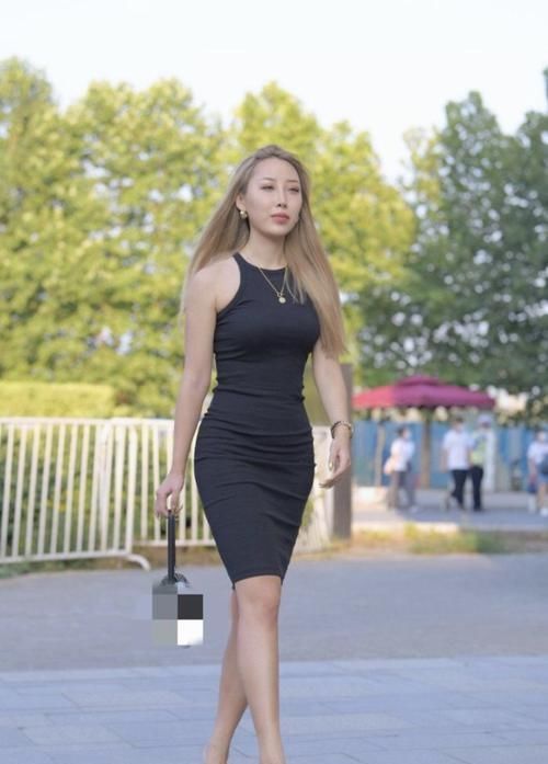 包臀裙|姐姐气质不错,穿“贵妇裙”性感不失优雅,昂首阔步太自信