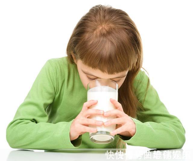 牛奶|张文宏:提高孩子免疫力很重要,要多喝牛奶,家长会选了吗