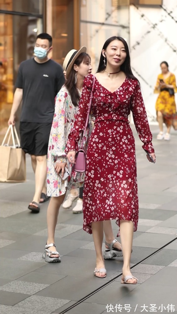 时尚|美女街拍:中年女性的气质穿搭,红色碎花连衣裙,修饰出无尽优雅魅力