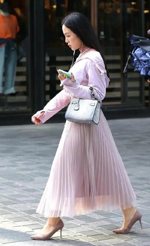 美女脚上一双一字带高跟凉鞋，提升她的身高，又能够增加她的气质