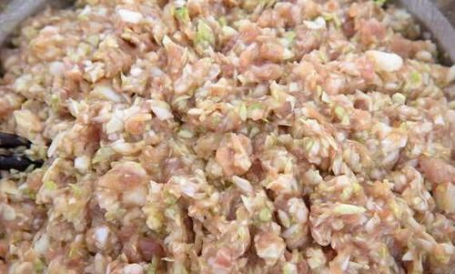 给肉馅去腥,加料酒还是加鸡蛋?分享正确做法,肉馅鲜嫩无腥味
