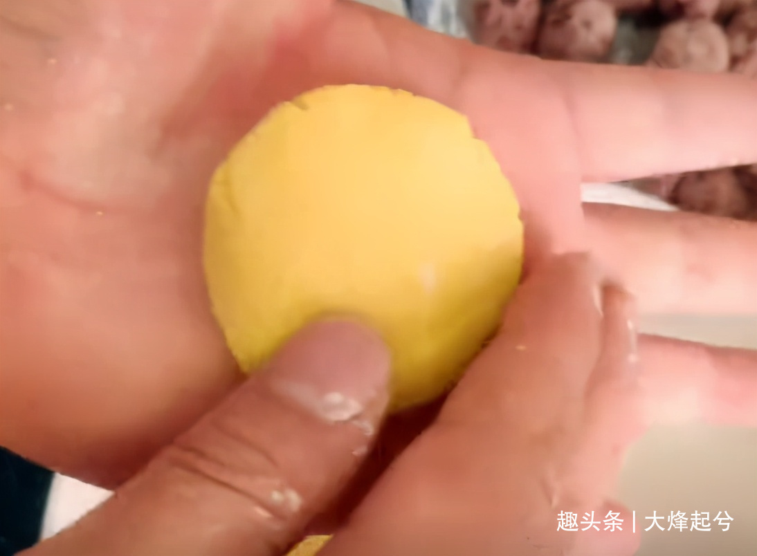 南瓜饼的家常做法,口感软糯香甜,简单易学,早餐给孩子吃