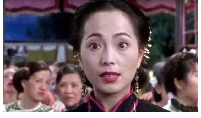 社交平臺(tái)|“石榴姐”現(xiàn)身鄉(xiāng)村務(wù)農(nóng)，墻上滿是煙灰污垢，身價(jià)過(guò)億生活仍節(jié)儉