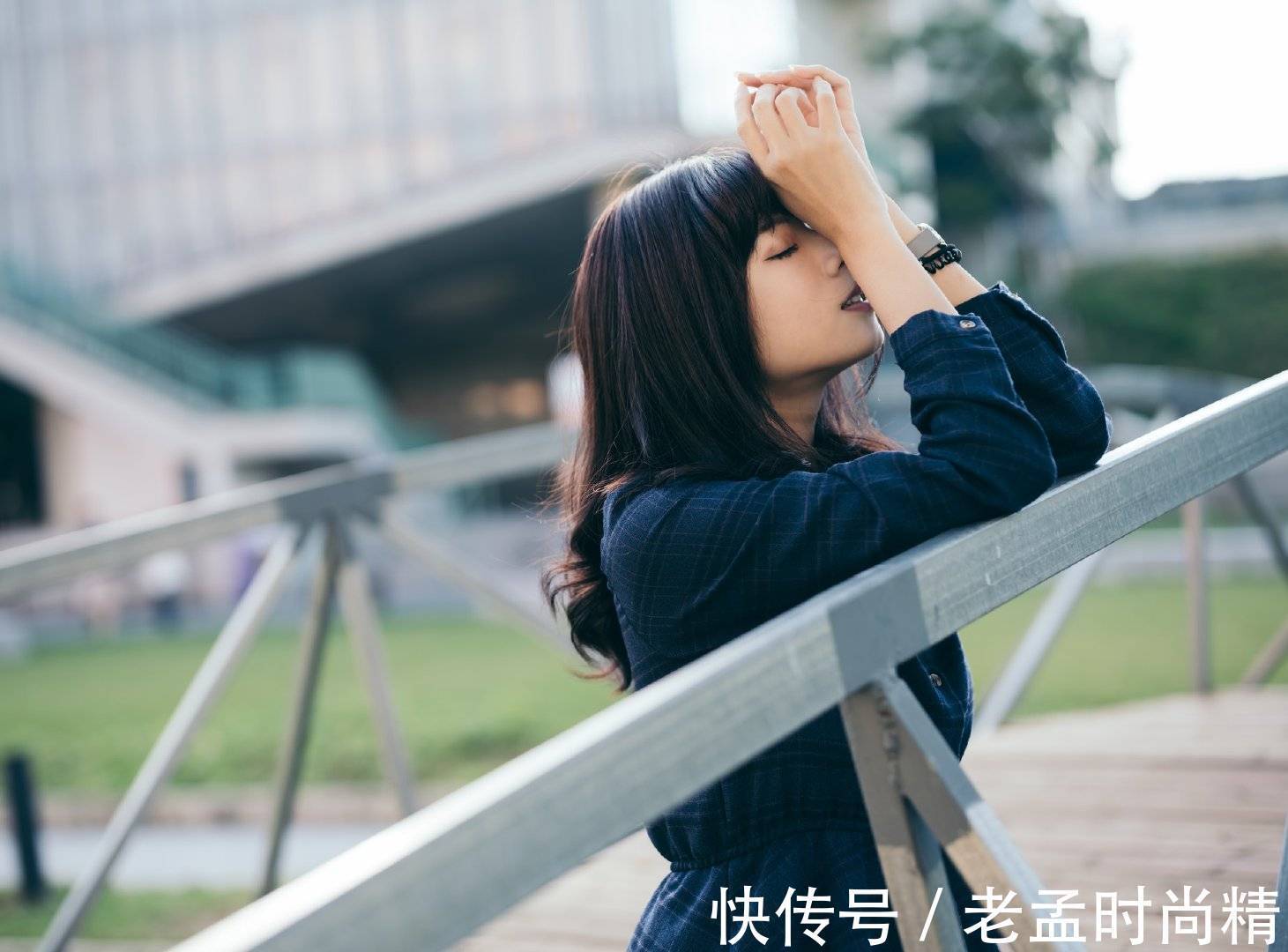 高跟短靴 深色的格子裙具有干练的气质,搭配黑色高跟短靴,凸显高挑身材