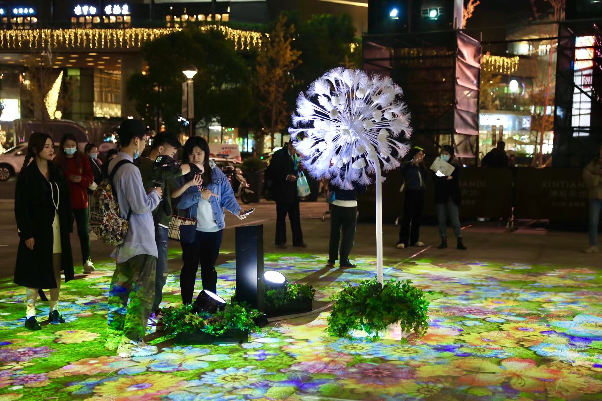 灯光艺术节&这个灯光艺术节第七次登录上海，带来日本“新媒体艺术探险家”作品中国首秀