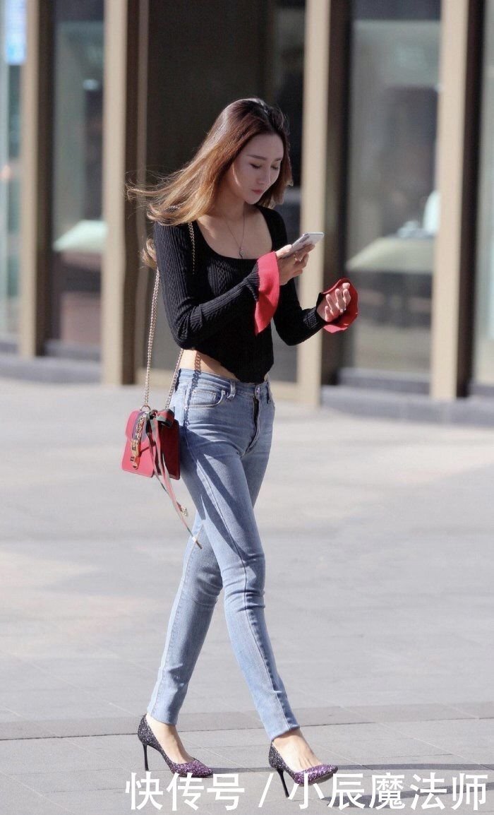 高跟鞋|针织上衣加牛仔裤,搭配镶钻高跟鞋,既能热情似火也能幽深淡雅
