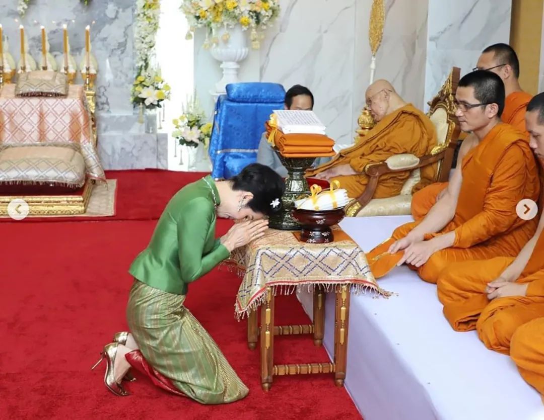 太后|泰王贵妃风格凌乱,在刘海处簪一朵花,与奢华蓝珠宝首饰格格不入