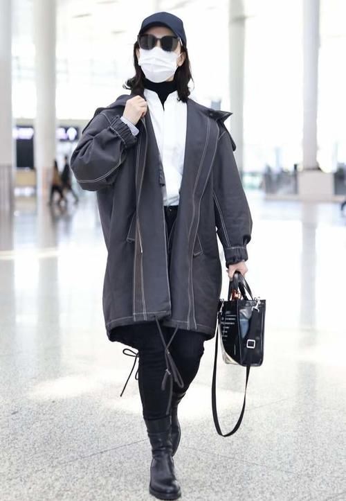 如何把白衬衫穿出时髦感？叠穿高领衫保暖干练又有型，配马甲很酷