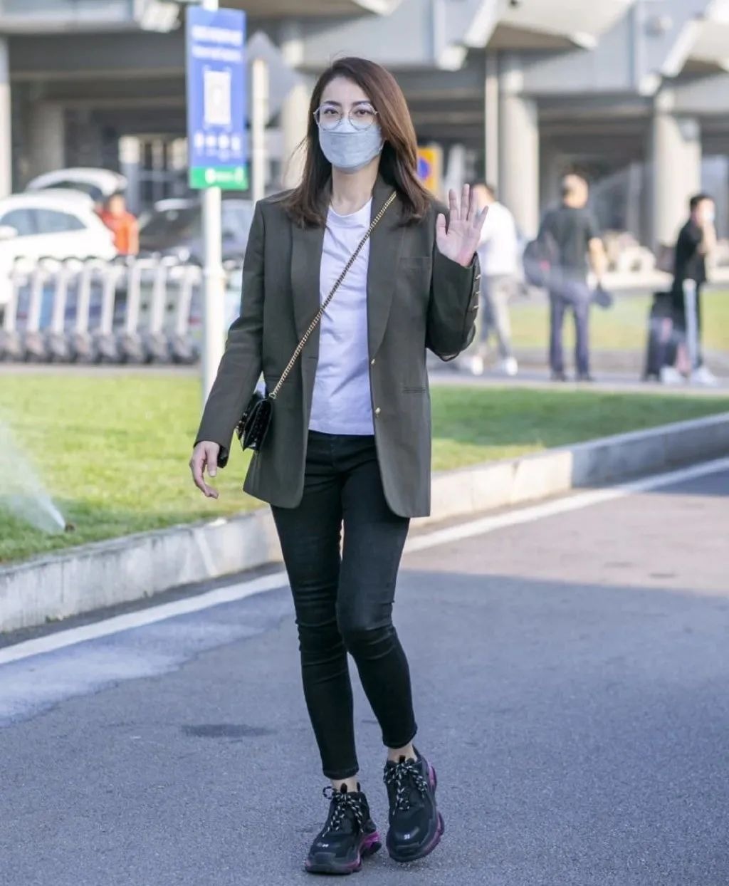 霍汶希身材和气质一流,西装内搭白T恤高级干练,显高又显瘦