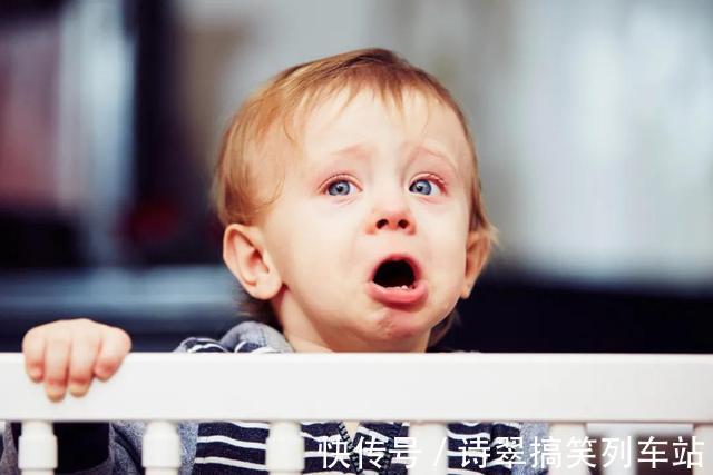 小宝宝|当孩子发脾气时,父母这个动作比“别闹了”更管用
