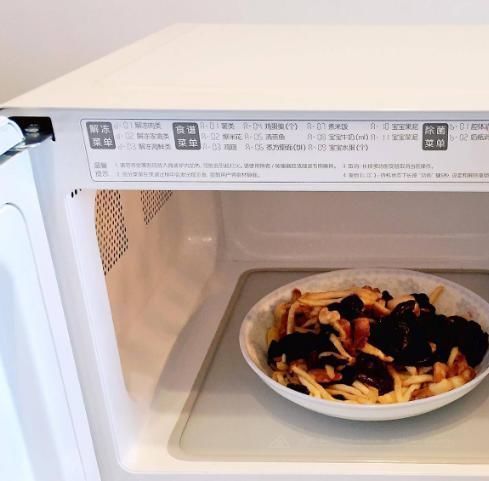 冻肉还在用热水泡？肉都泡变味了，教你3招快速解冻，方便实用