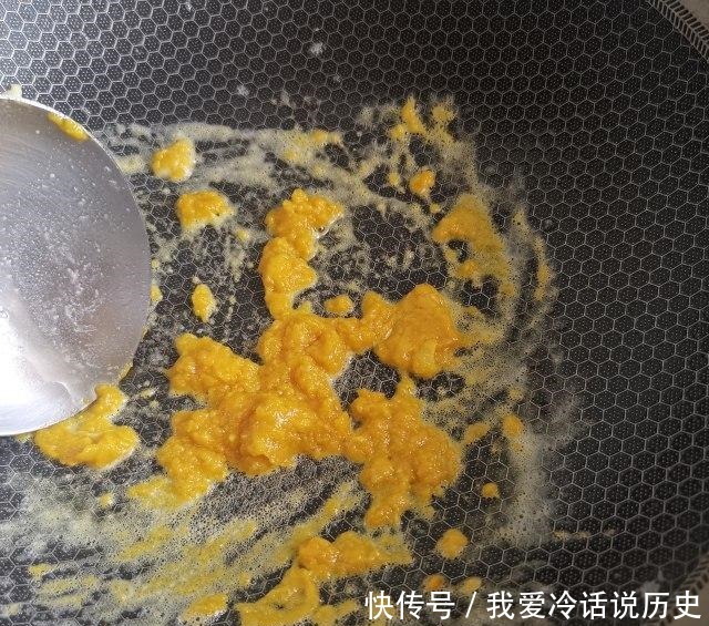 金沙玉米,金黄酥脆,干香好吃,也可做零食吃!