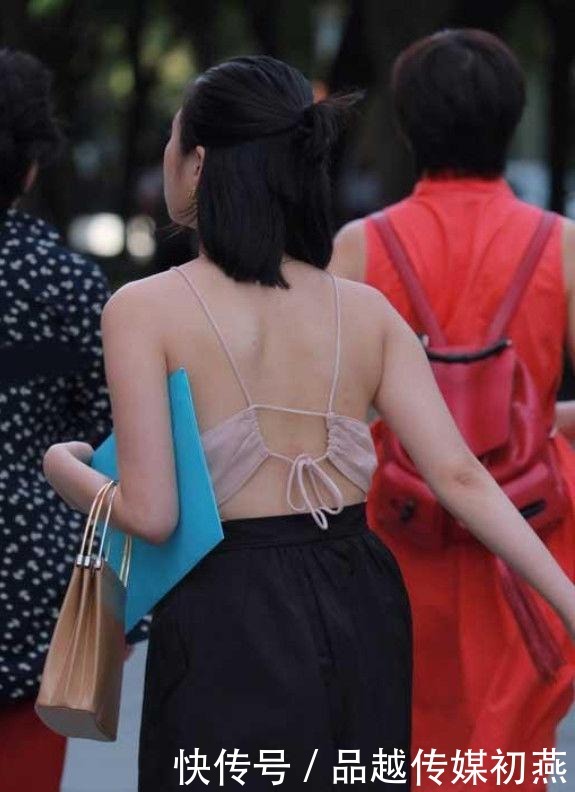 藏不住|高颜值女神时尚装扮有亮点,小吊带藏不住好身材